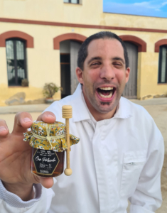 Un abellaire de la Fundació el Maresme amb mel de can parcala