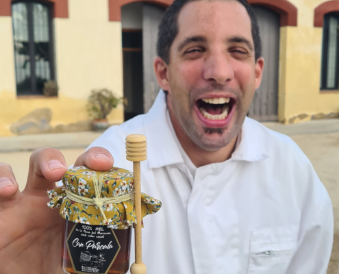 Abellaire de la Fundació Maresme amb Mel de Can Parcala Un abellaire de la Fundació el Maresme amb mel de can parcala