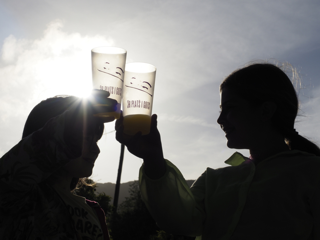 Servi de plats i gots reutilitzables del CEO Maresme Servi de plats i gots reutilitzables del CEO Maresme